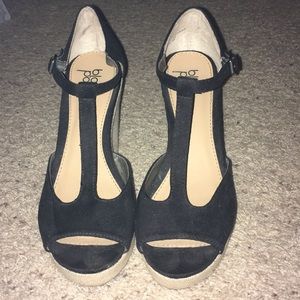 Black wedges